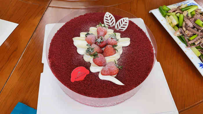 就在丹香家连着订了两次生日蛋糕,一次是水果鲜奶蛋糕,一次是慕斯蛋糕