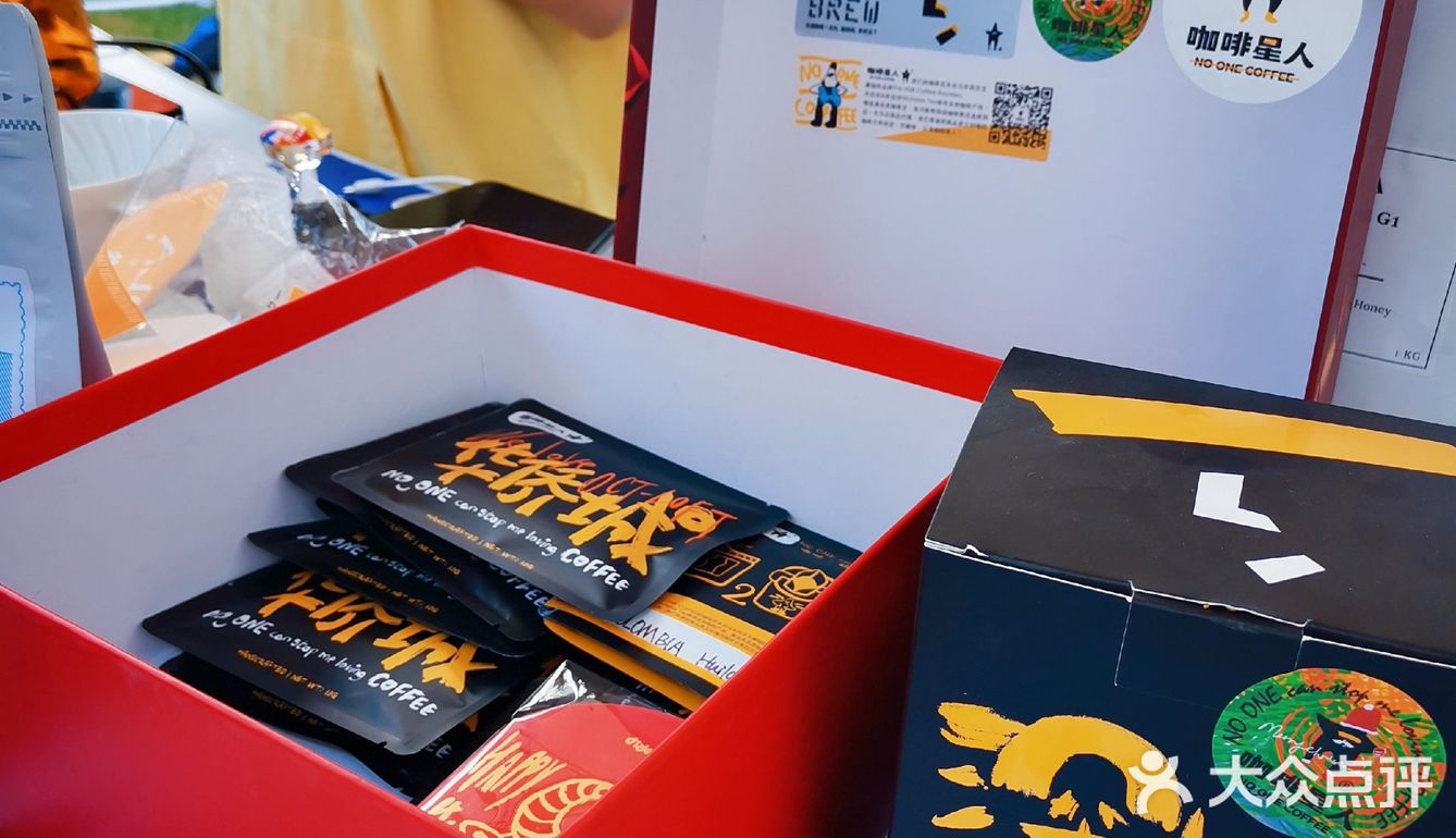 摩天轮下的美妙夜景，让人流连忘返！欢乐港湾商业街开放
