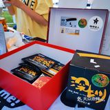 摩天轮下的美妙夜景，让人流连忘返！欢乐港湾商业街开放