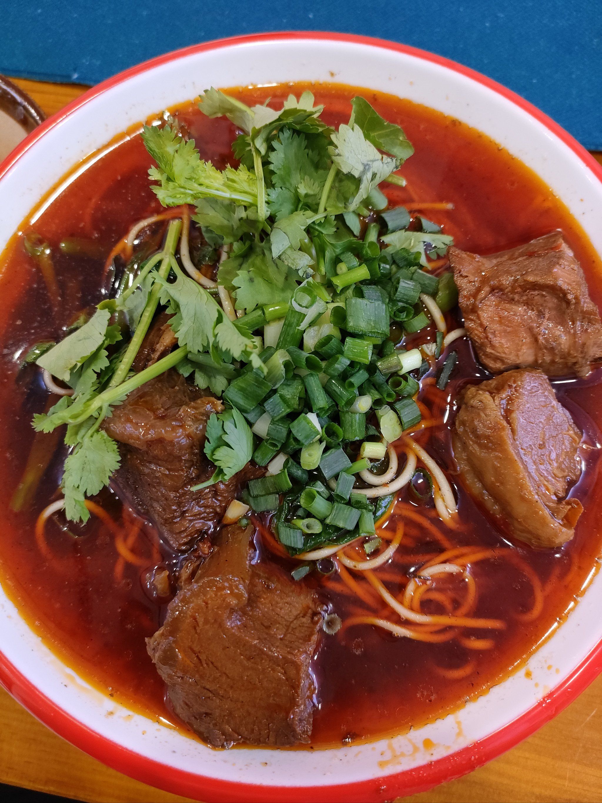 来一碗超大坨的原汤牛肉面!