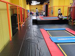 -爱蹦iBOON蹦床运动馆(江汉店)