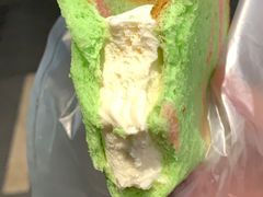 彩色吐司夹香草味冰淇淋-詹爷爷乌节路街头冰淇淋