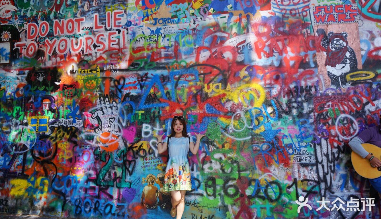 三两只洁白和平鸽悠哉地觅食