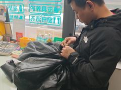 -京伟修鞋洗鞋奢侈品皮具护理店