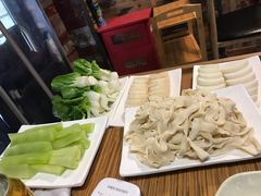 -陆记牛庄·碳锅龙虾烧烤(爱上花园店)