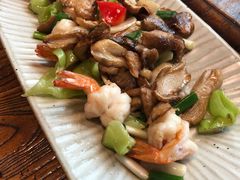 虾仁炒野生松茸-中8楼风尚云南菜(颐堤港店)