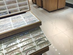 -美式眼镜·授权蔡司.依视路.尼康.豪雅.明月(人民广场店)
