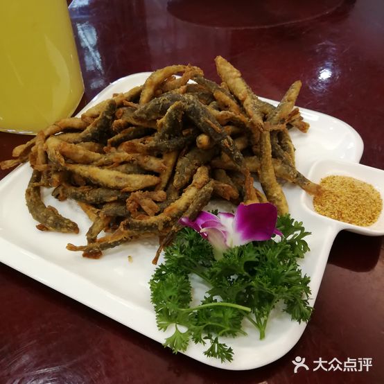 小河鱼饭店(中共荒岭街道办事处委员会西南店)