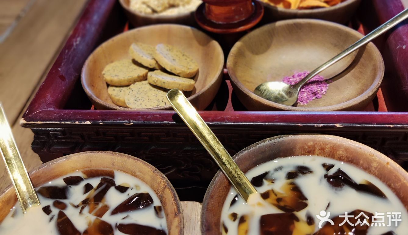 第一次喝藏茶，有点像沱茶，第一次吃藏区点心，感觉就像米花糖