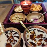 第一次喝藏茶，有点像沱茶，第一次吃藏区点心，感觉就像米花糖