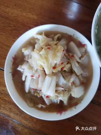 一个白菜烧年糕，一个土豆烧牛肉，一荤一素一汤