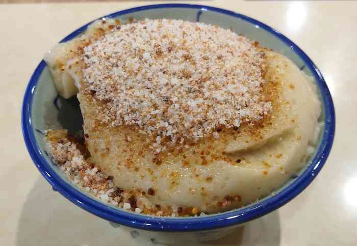 汕头广场老牌豆花-"老字号的小吃店,生意火爆,经常排起长龙,.