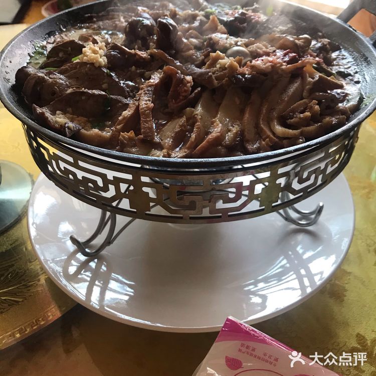 有日子没吃东北菜了，和几个朋友来这里热闹热闹