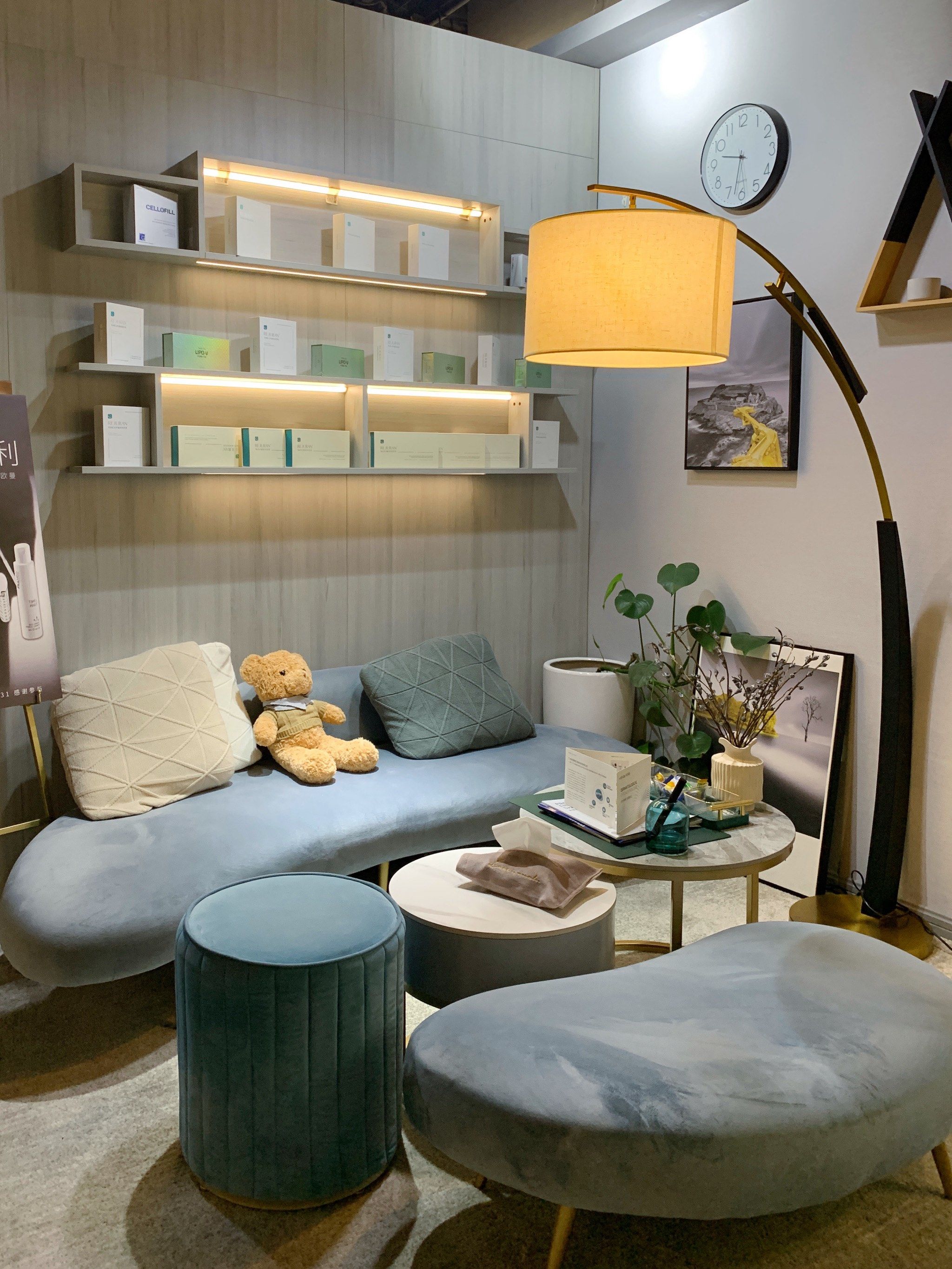 晒后皮肤更加泛红
听说韩国的美容院都很厉害
但闺蜜劝我先不要