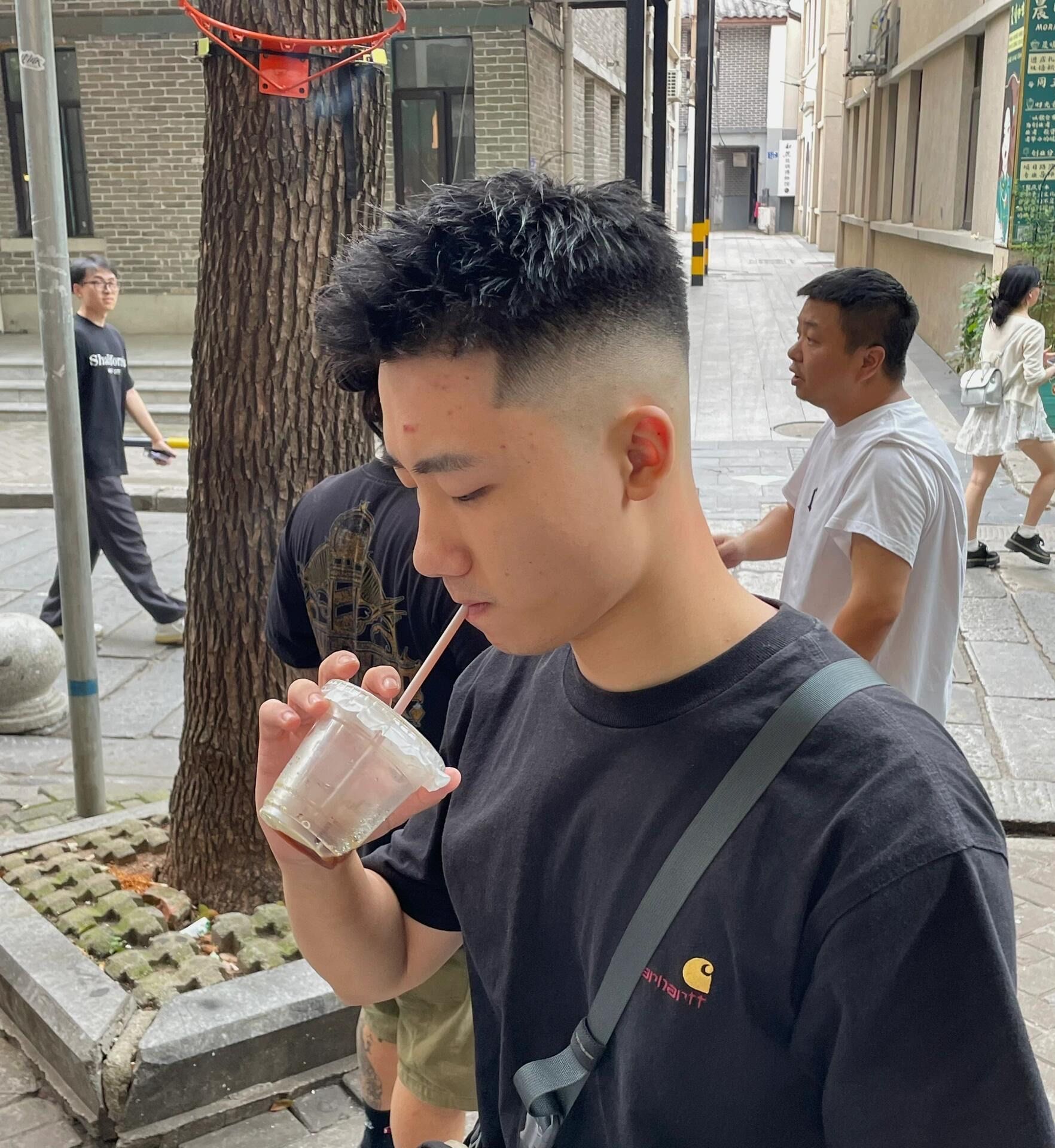 阳光清爽,凌乱前刺千净清爽的短发发型女孩都喜欢
阳光男孩撩妹发型