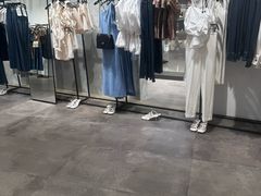 -URBAN REVIVO(上海中庚漫游城店)