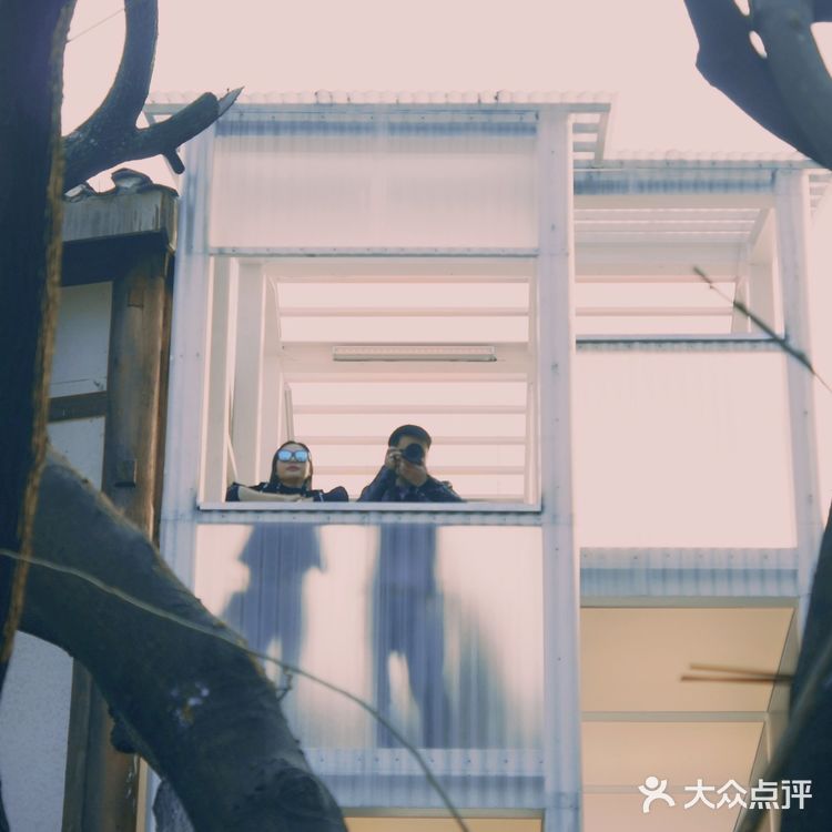 游人如织山城巷