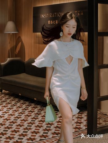 喜茶客厅“当我凝视我的脸，几亿人在爱恋”