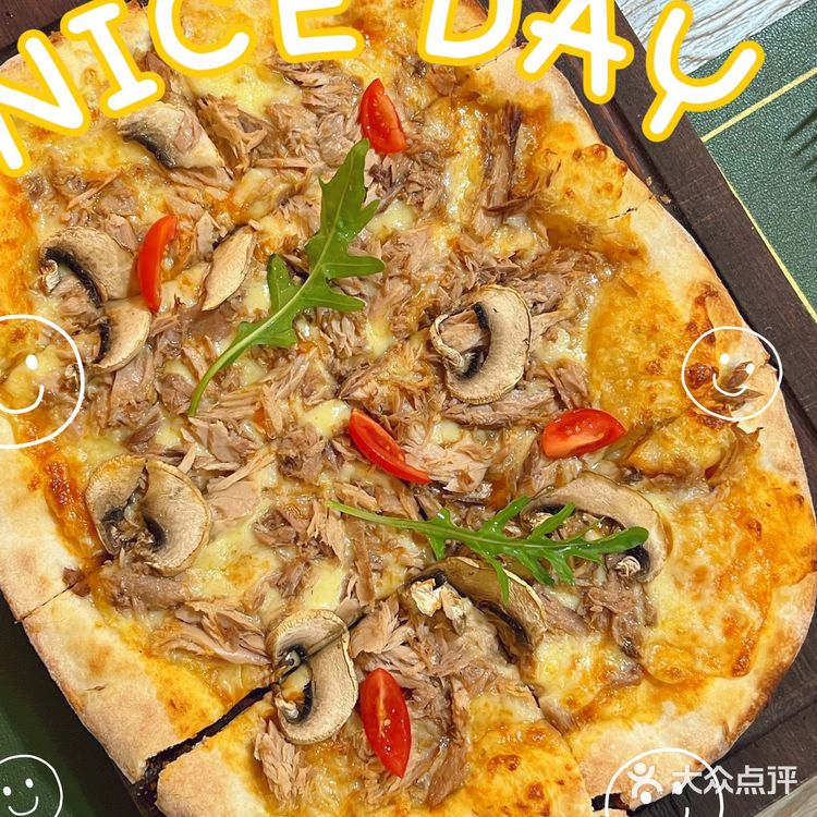 日常下班经过桂峰路都给这间有点北欧装饰风格的西餐厅吸引住
