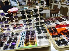 -美式眼镜·授权蔡司.依视路.尼康.豪雅.明月(人民广场店)