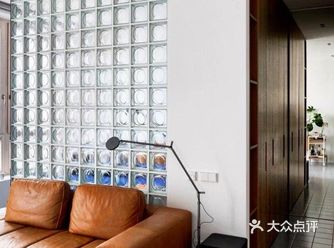 光线进入时会进行折射，这样既保证了充足的采光