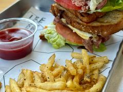 牛肉芝士三明治（*配薯條）-SAANCI山池咖啡(海上世界文化艺术中心店)