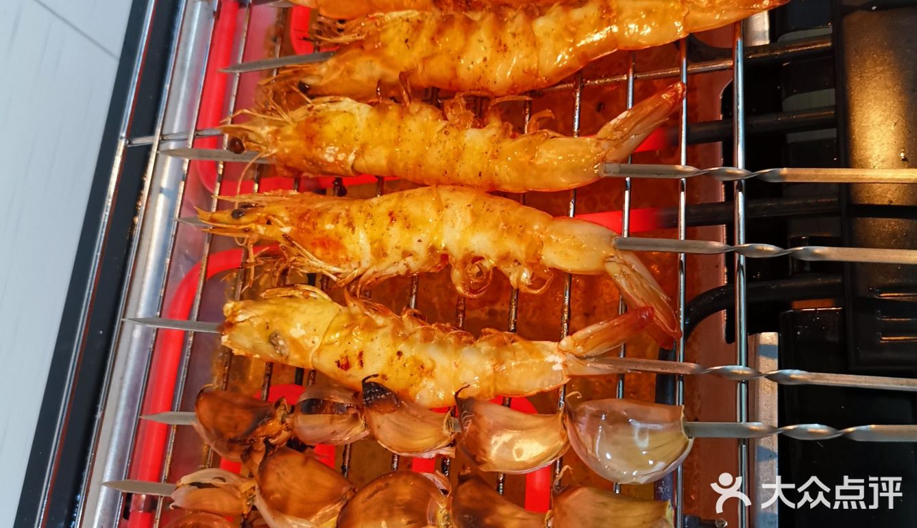 在万和汇步行小吃街买了牛肉串和羊肉串，到朋友家开整！