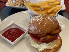 鸡排汉堡配香脆薯条-WOLFGANG PUCK KITCHEN & BAR(迪士尼小镇店)