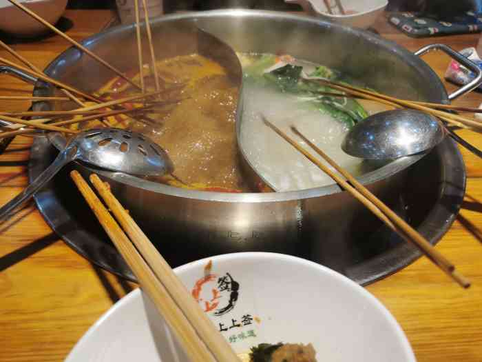 嘉州上上签牛肉串串芳馨园店-"[薄荷]环境:店内环境干净卫生,菜品新鲜