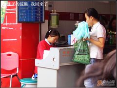 可爱的前台收银小丫头-花溪王记牛肉粉(四季花溪商场店)