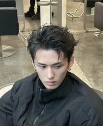 -一家只做男发烫染的店