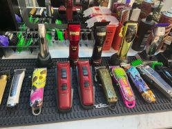 -老男孩男士理容馆·理发·烫染·修面