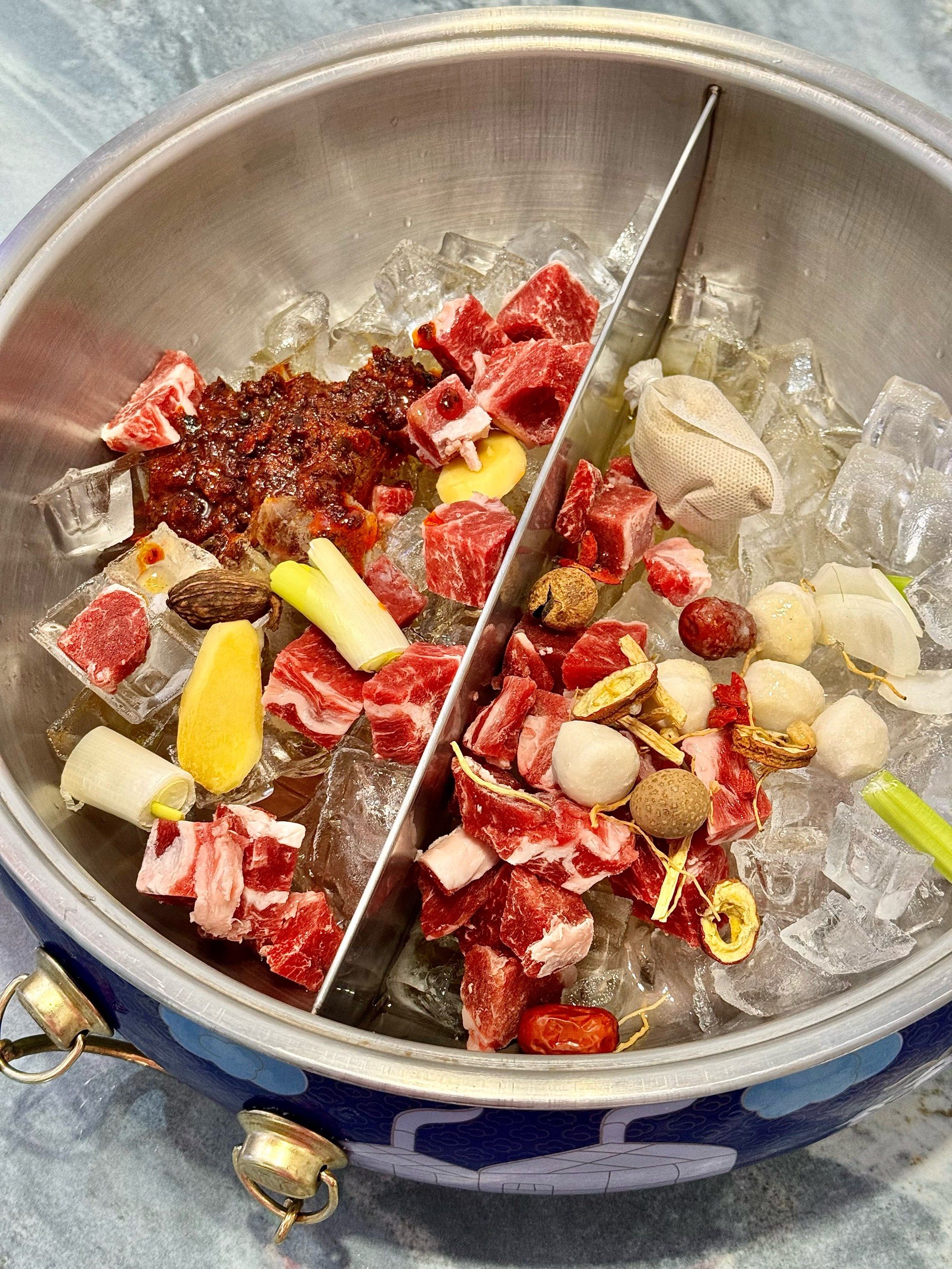 冰煮羊 其实就是羊肉汤里涮火锅 主打一个鲜嫩