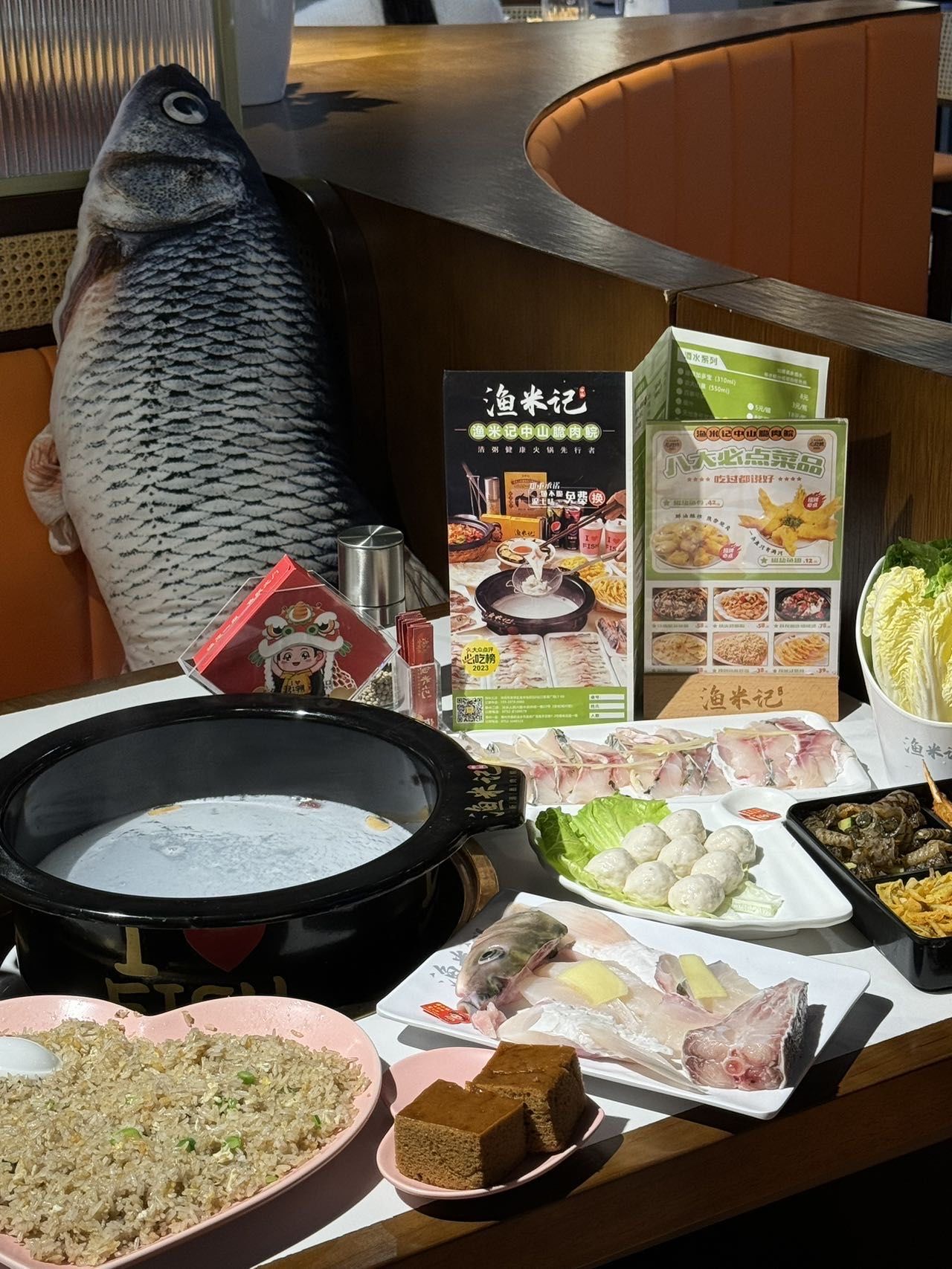 火锅
环境独特,古色古香的装饰别有一番风味
仿佛置身于渔村之中