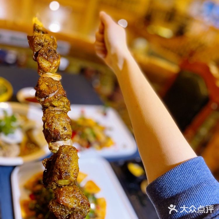 吃丝绸美食置办龙年年货就来伊带伊路喽