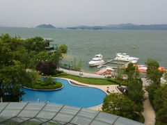 室外泳池及千岛湖湖景-绿城千岛湖喜来登度假酒店