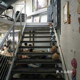 小孩子比较多，但是二楼和户外还是值得拥有一天的时光的