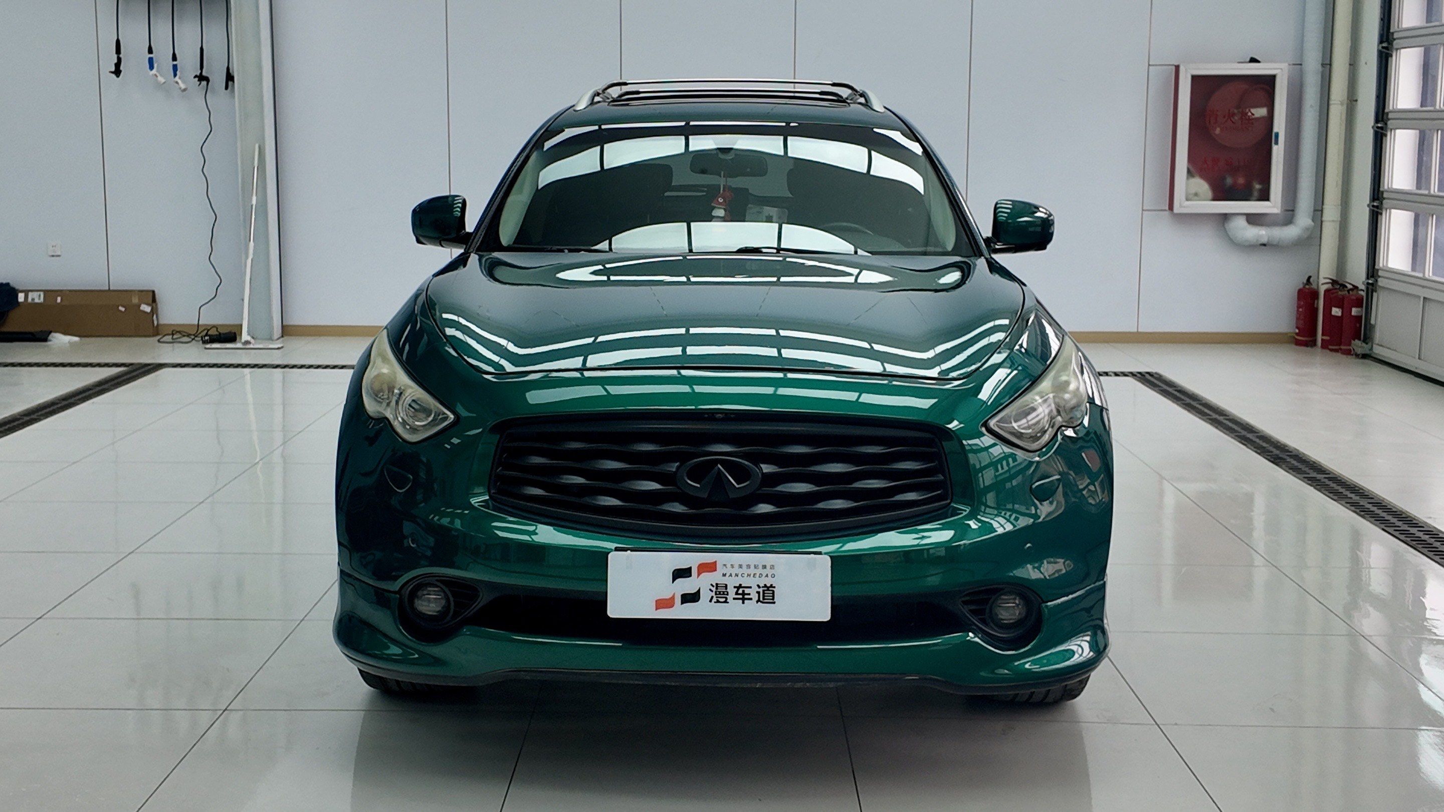 刚贴完这台英菲尼迪qx70 金属雅绿上身