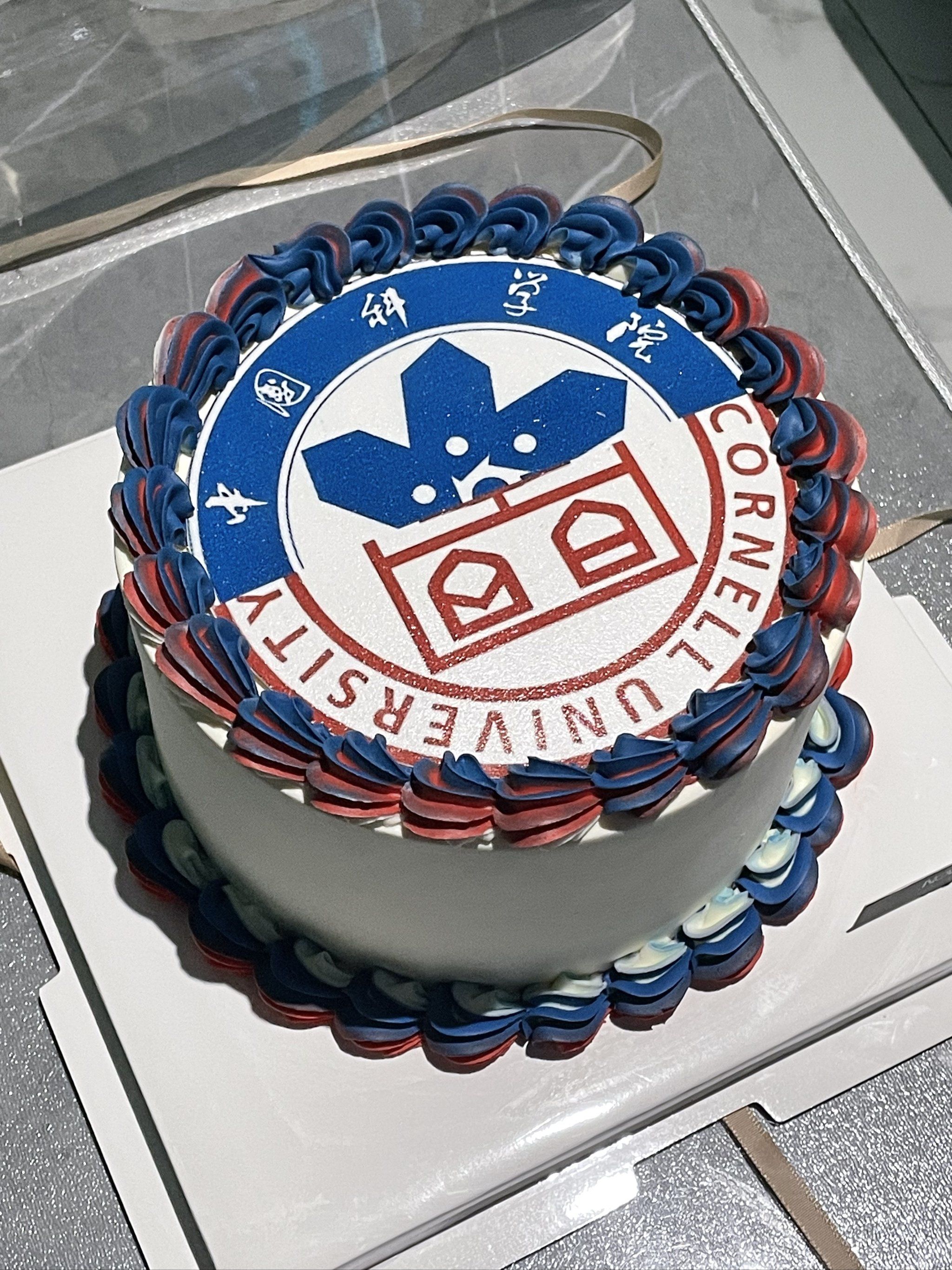 和女朋友都收到心怡的研究生offer,定制了蛋糕留作纪念,味道非常好