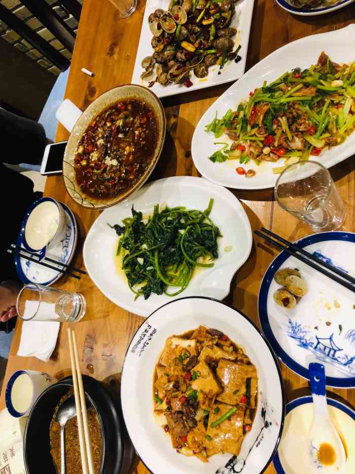 距离家门口的一家店,原来是红瓦房饭店