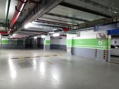 -绿地缤纷城-停车场