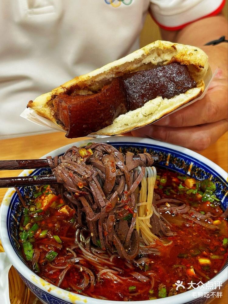 红专南路挖到一碗代表陕西老味的粉汤羊血