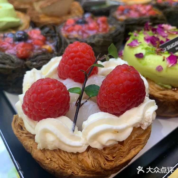 今天的蛋挞真诱人～水果味的更好吃😋