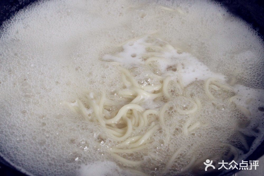 3面条煮好 过凉水 4老抽 酱油 白糖和盐昏混合