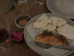 烟熏三文鱼配烤饺子皮和芥末籽酱-BOR Eatery(安福路店)