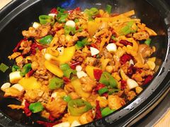 辣子啫鸡煲-金鮀岛潮州酒家