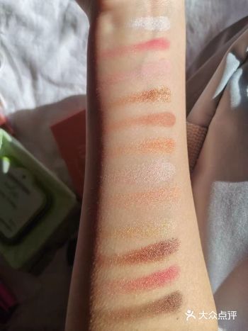 朋友送的，价格便宜，粉质不错，颜色多，有珠光哑光两种