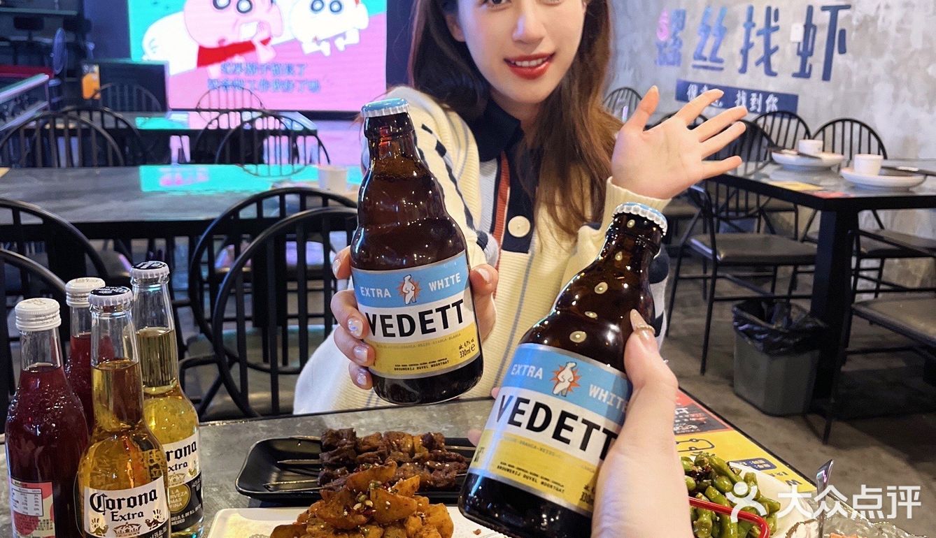 姐妹们集合！快来吃帅哥剥的龙虾！