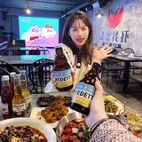 姐妹们集合！快来吃帅哥剥的龙虾！