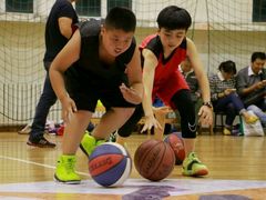 球场锻炼中-育华篮球培训(新华路校区)